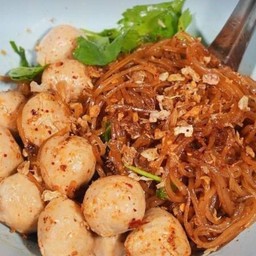 ก๋วยเตี๋ยวแห้งลูกชิ้นหมู