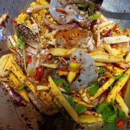 ยำมะม่วงข้าวโพดปูม้ากุ้งสดปลากรอบ.ใช้มะนาวสดทุกเมนูค่ะปลาร้าไม่ปลาร้าแจ้งได้จ้า