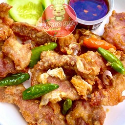(กับข้าว) สันคอ ทอดกระเทียมพริกสด🌶️[100กรัม]+น้ำจิ้มแจ่ว