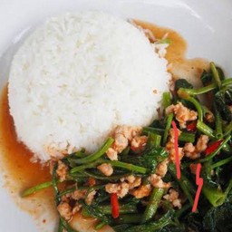 ผัดผักบุ้งไฟแดงไก่ราดข้าว+ไข่ดาว
