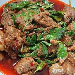 ข้าวพริกแกงไก่+เครื่องใน ใส่ใบโหระพา