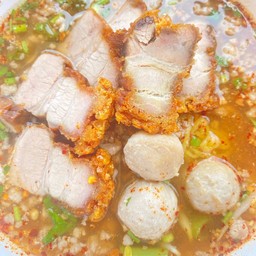 ก๋วยเตี๋ยวต้มยำหหมูกรอบ