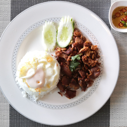 ข้าวหมูกระเทียมพริกไทย