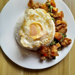 [อร่อยซ่ากับโค้ก] กะเพราหมูกรอบ +  โค้ก ออริจินัล (กระป๋อง)