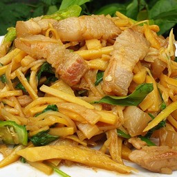 ข้าวกล่อง+กะเพราหมู 3 ชั้นหน่อไม้เหลือง