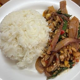 ข้าวกะเพราหมูสับหมึกกรอบ