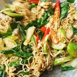 เส้นสายผัดแกงเขียวหวาน