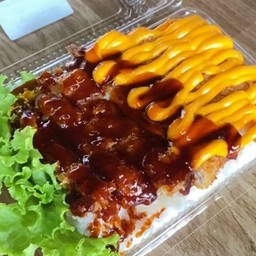 ข้าวไก่ทอดกรอบ ซอสสไปซี่ กับ ซอสชีส