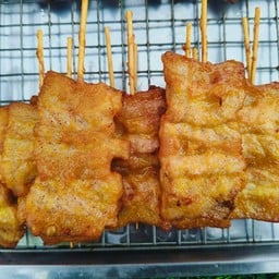 หมูพร้อม(หมูทอดเสียบไม้หน้าปั๊ม ปตท.)