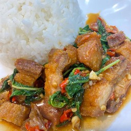 กะเพราหมูกรอบ ราดข้าว