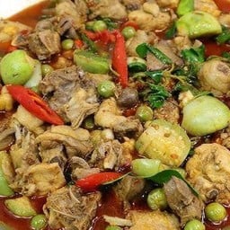 ข้าวผัดเผ็ดไก่ใส่มะเขือเปราะ