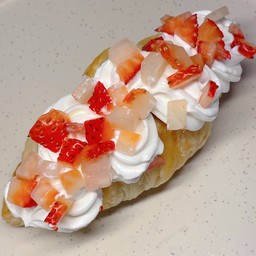 ครัวซองต์วิปครีมสตอเบอรี่