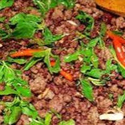 กระเพราเนื้อพริกสดราดข้าว