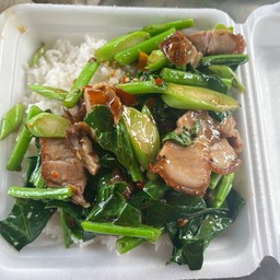 คะน้าหมูกรอบ กับข้าว