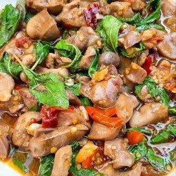 ข้าวกระเพราไก่+เครื่องในไก่