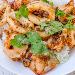 Garlic Squid (Topped With Rice)