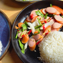 ข้าวราดยำไส้กรอก