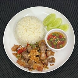 ข้าวหมูกรอบคั่วพริกเกลือ