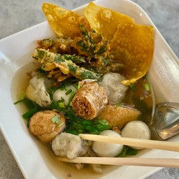 ก๋วยเตี่ยวต้มยำลูกชิ้นแคะ