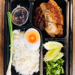 ข้าวหมูแดง หมูกรอบ กล่องใหญ่