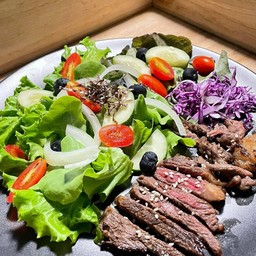 สลัดเนื้อย่าง