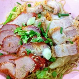 บะหมี่หมูแดง หมูกรอบ