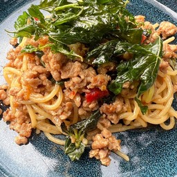 สปาเก็ตตี้กระเพรากรอบหมูสับ