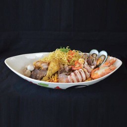 F3- ข้าวซอย โคตรอภิมหาเศรษฐี รวมทุกอย่าง (Khao Soi with Mixed Chicken, Pork,Beef and Seafood)