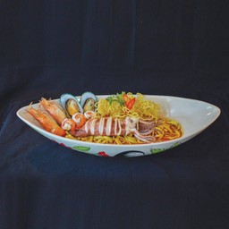 F2- ข้าวซอย อภิมหาเศรษฐี รวมทะเล (Khao Soi with Seafood)