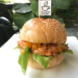 เบอร์เกอร์ไก่สไปซี่ชีส + เฟรนช์ฟรายส์