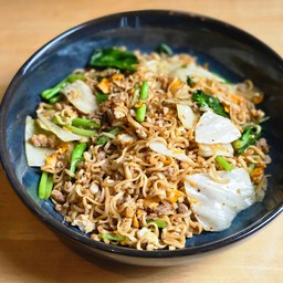 ผัดมาม่าไข่ใส่ผงต้มยำ