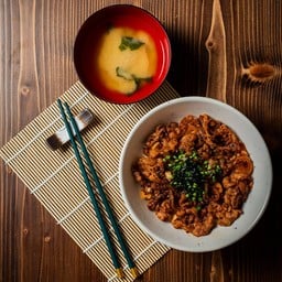 ข้าวหน้าสันคอฮอทชิลลี่สไปซี่ซอส