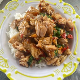 กระเพรากรอบไก่ กับข้าว