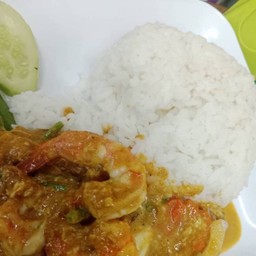 กุ้งผัดผงกะหรี่ราดข้าว