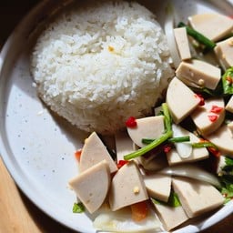 ข้าวราดยำหมูยอ