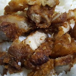 ข้าวหมูสามชั้นทอดน้ำปลา