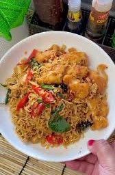 ผัดมาม่าซี๊ดไก่กรอบ