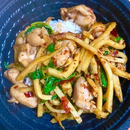 กะเพราไก่ หน่อไม้