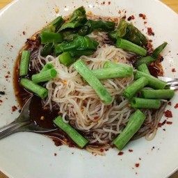 ชนมจีนซาวน้ำปลาร้าหมูยอ
