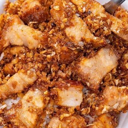 ข้าวสามชั้นทอดกระเทียม