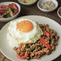 ข้าวกะเพราไก่สับ spicy basil chicken