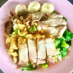 ก๋วยเตี๋ยวบกหมี่คุกทรงเครื่องหมูกรอบทุกอย่าง
