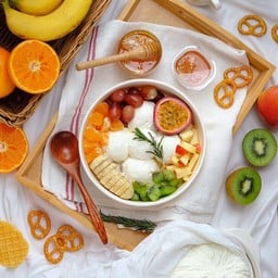 Greek yogurt 5+ 6 fruits and honey