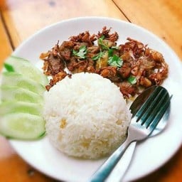 ข้าวเนื้อกระเทียม