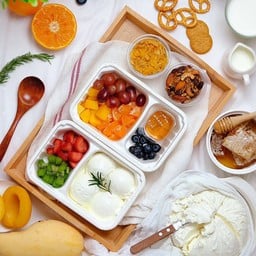 Greek yogurt with fruit กรีกโยเกิร์ตพร้อมผลไม้ 6 ชนิด+ธัญพืชอบและคอนเฟลค