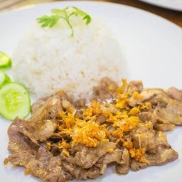 ข้าวราดเนื้อกระเทียม
