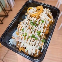 ข้าวไก่กรอบซอสซาวครีม