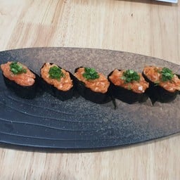 ข้าวปั้นหน้าปลาแซลม่อนคลุกซอสสไปซี่ (Spicy salmon gunkan sushi)