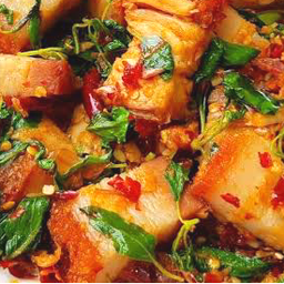 กะเพราหมูกรอบ(กับข้าว)