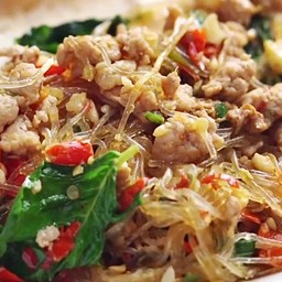 ข้าวราดกะเพราวุ้นเส้น (เลือกเนื้อสัตว์ได้)